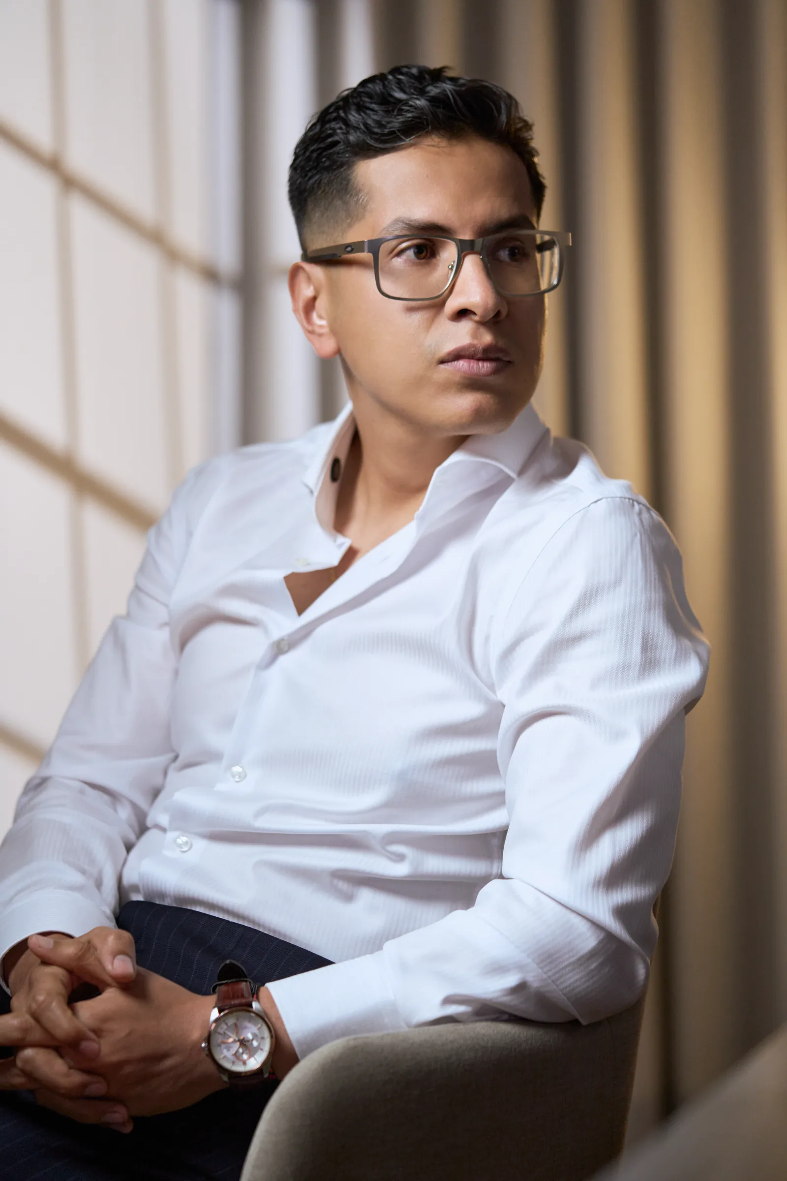 Retrato del Dr. Andrés Villa, cirujano plástico, en su consultorio de la Torre Médica Oviedo, en El Poblado, Medellín.