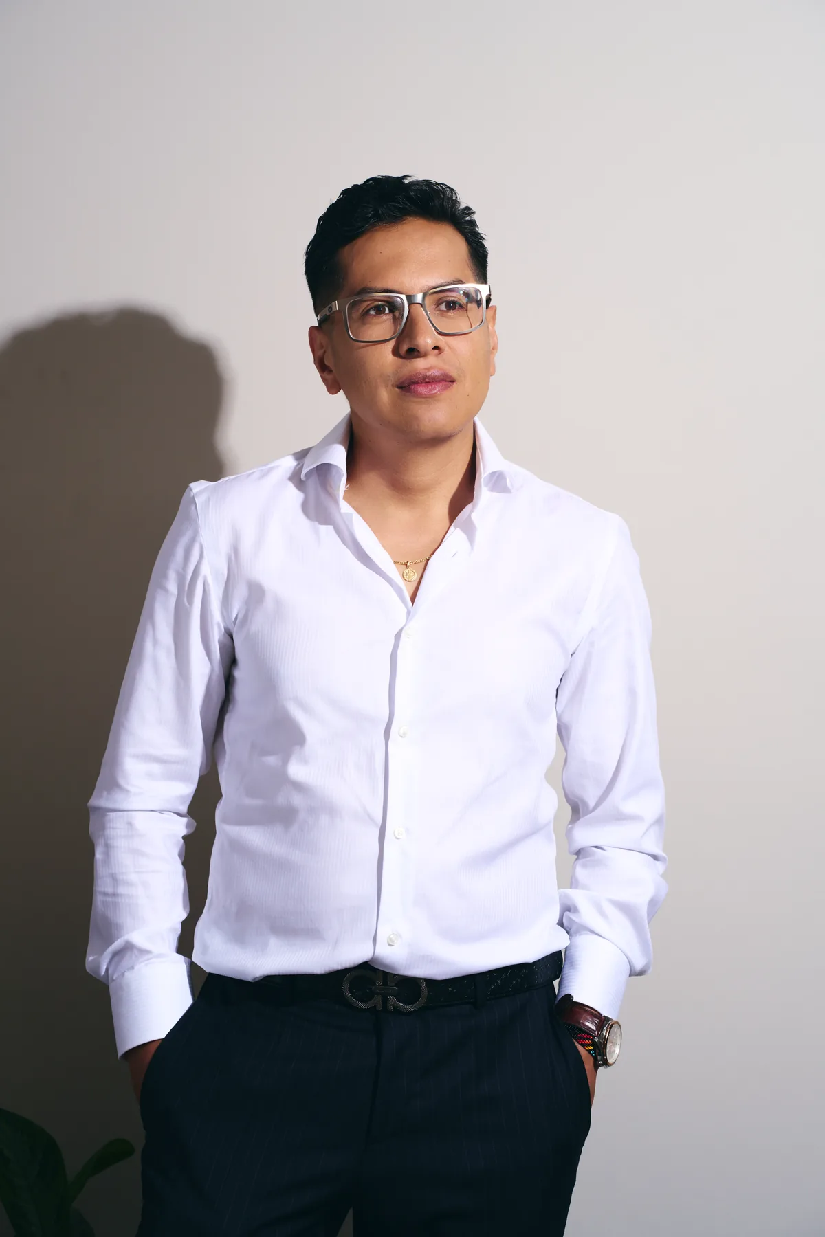 Retrato del Dr. Andrés Villa, cirujano plástico en Medellín.